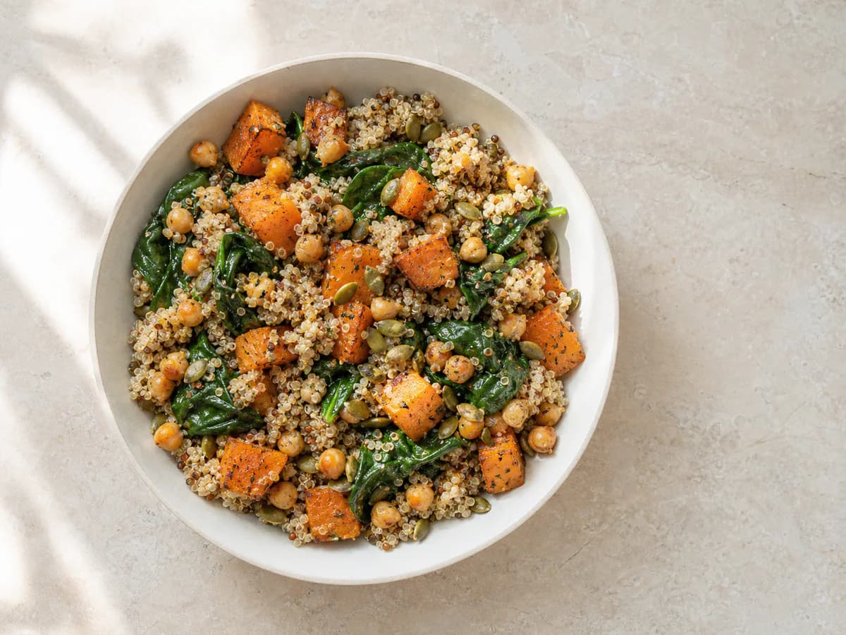 Bowl di quinoa con ceci, zucca arrosto e spinaci